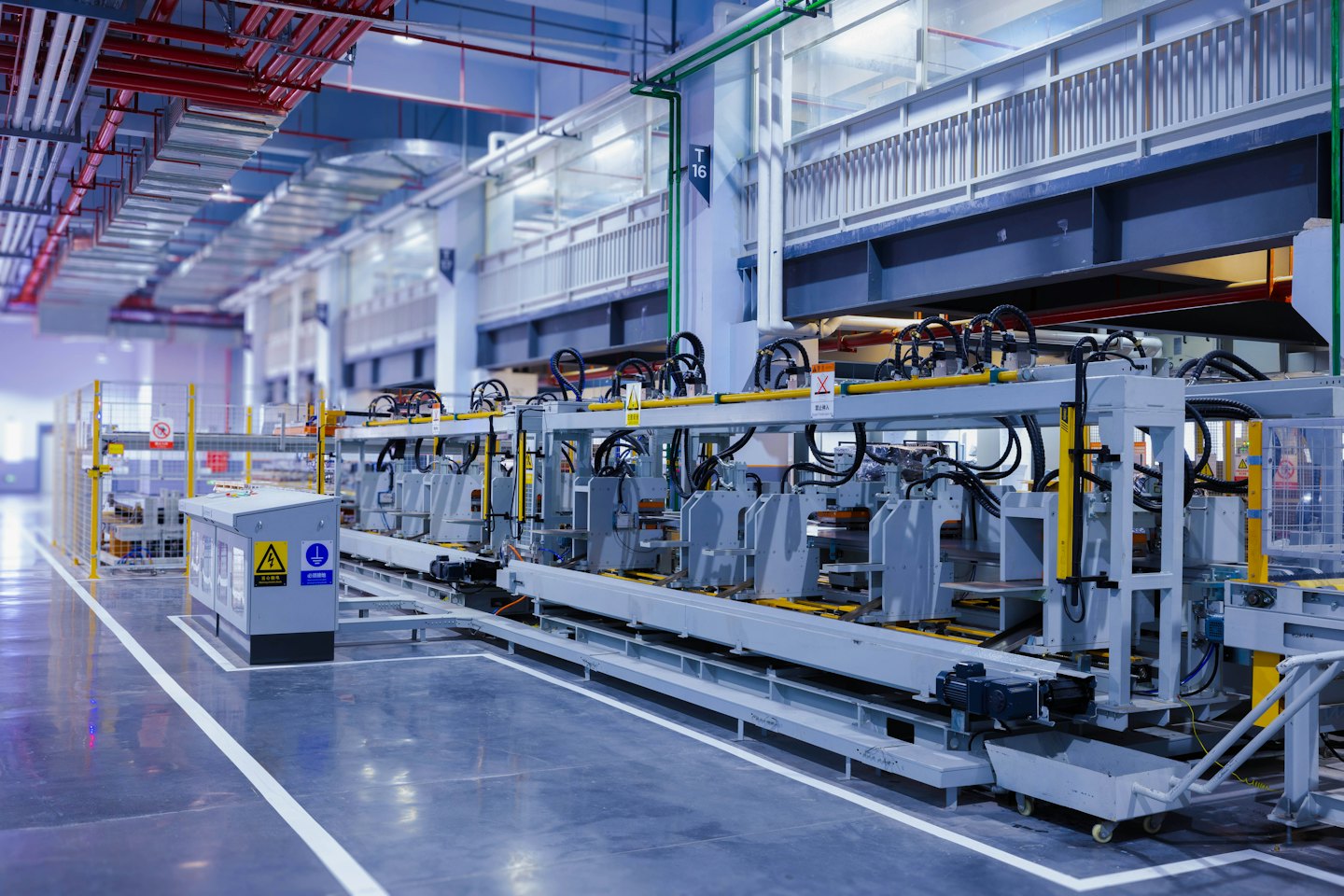 Fabbrica automatizzata con nastri trasportatori e tubi.