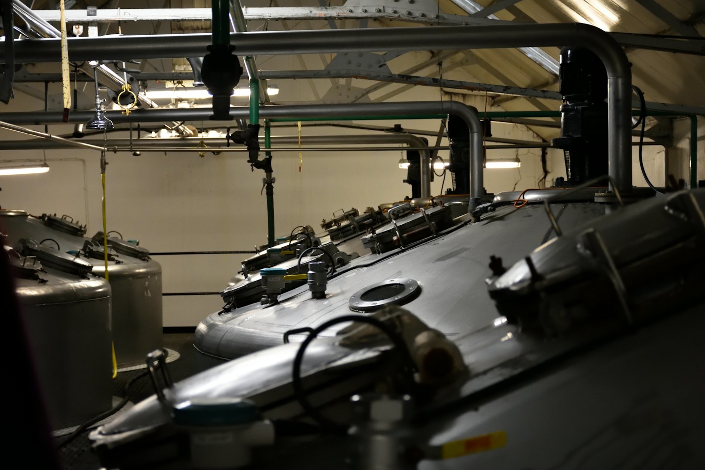 Serbatoi e tubi in acciaio inox in una fabbrica di birra.