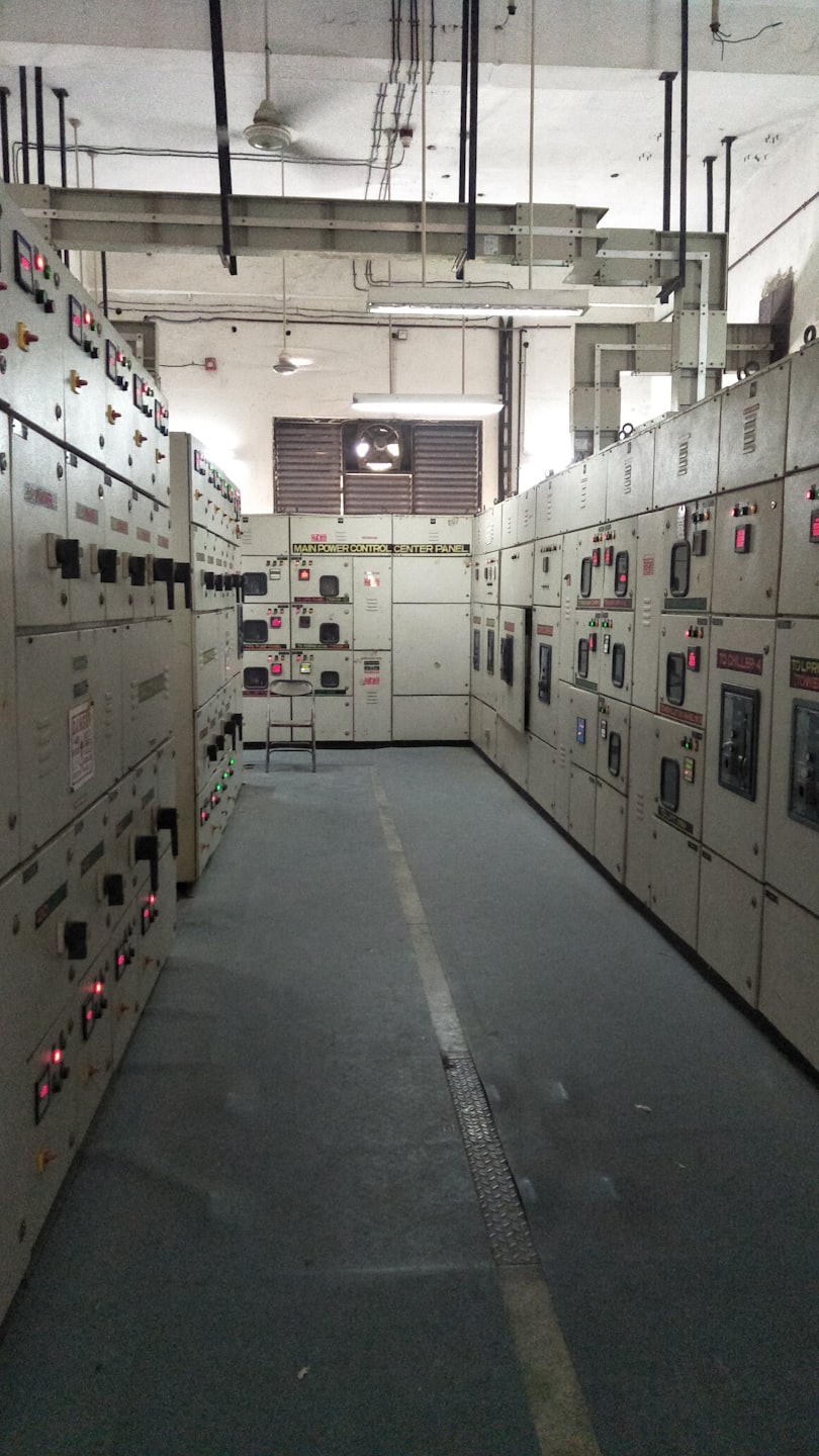 Corridoio industriale con quadri elettrici e centro di potenza principale.
