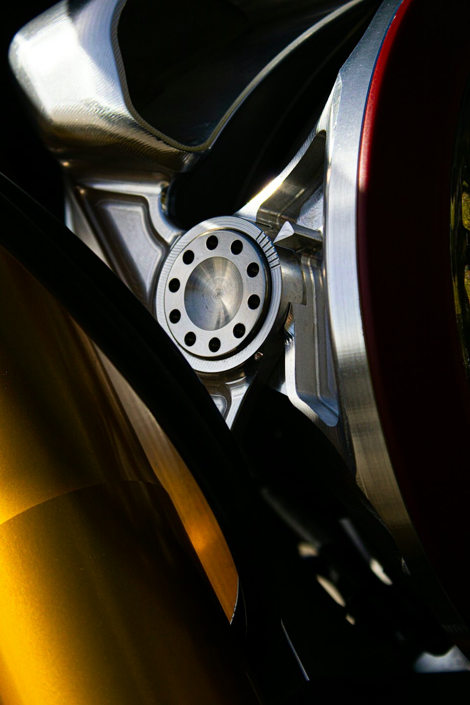 Componenti metallici intricati di un motore con una parte circolare centrale.